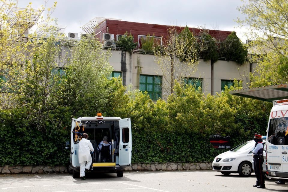 Pla general de la primera persona amb coronavirus traslladada de l'Hospital Arnau de Vilanova a l'Hotel del Nastasi de Lleida. Imatge del 2 d'abril de 2020. (Horitzontal)