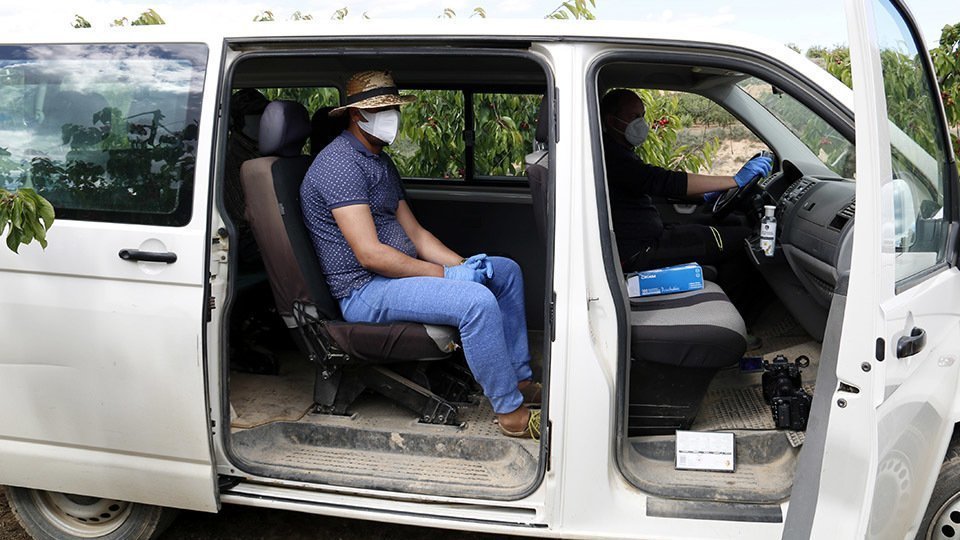 Els treballadors arriben a l'explotació que l'Oriol Teixidó té a Seròs en una furgoneta de nou places amb una ocupació màxima de tres persones. Imatge del 28 d'abril de 2020. (Horitzontal)