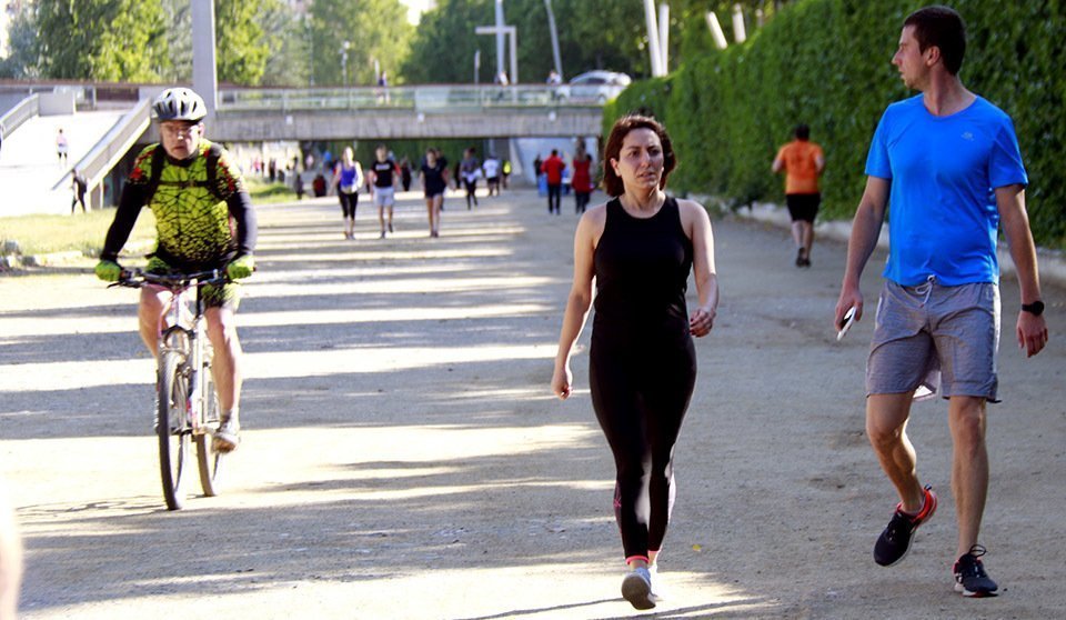 Pla general de persones fent esport al passeig a la vora del riu Segre a Lleida, el 2 de maig de 2020. (Horitzontal)