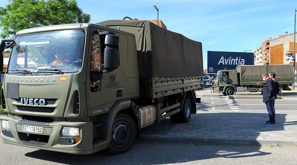 L'alcalde Lleida, Miquel Pueyo, i el subdelegat del Govern espanyol, José Crespín, amb el material de protecció