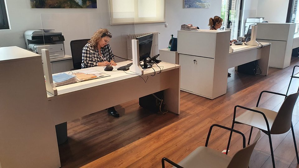 La mampara de seguretat en l'Oficina d'Atenció al Ciutadà de l'Ajuntament de Mollerussa