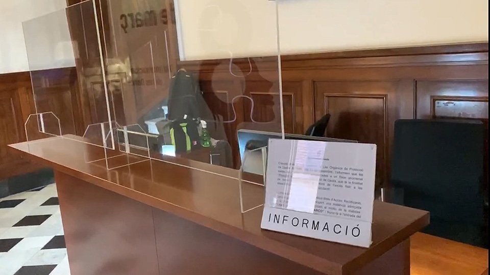 Imatge de mampares instal·lades a la recepció de la Diputació de Lleida