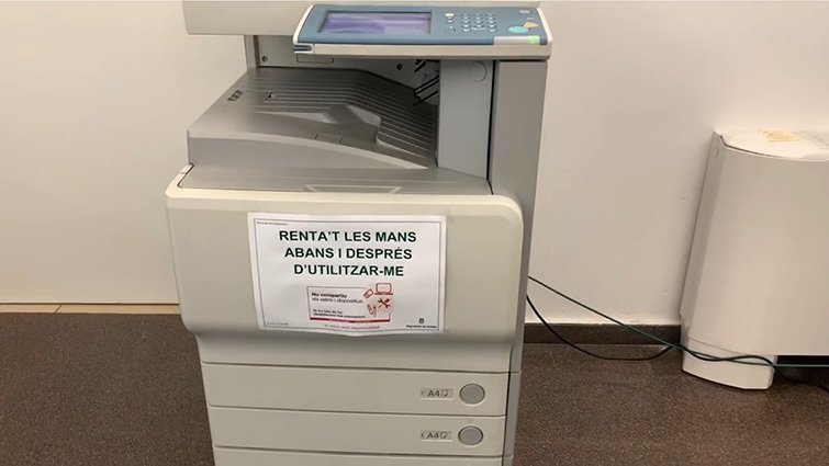 Impressora de la Diputació de Lleida amb indicacions de seguretat per evitar contagis