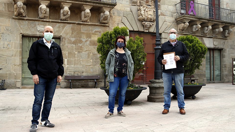 Joan Santacana, Mireia Brandon, i Joan Prat, després de presentar la moció de censura a Cervera
