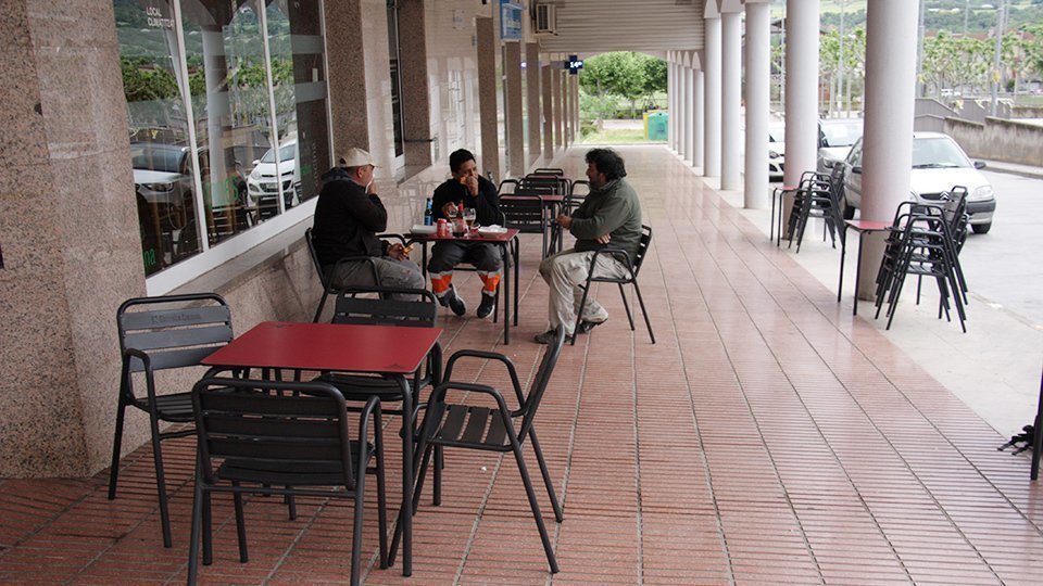 Clients d'un restaurant el primer dia de la fase 1 de desescalada a l'Alt Pirineu i Aran
