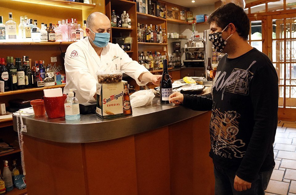 Client recollint una comanda de caragols a l'Arrosseria Antoni Rubies d'Artesa de Lleida