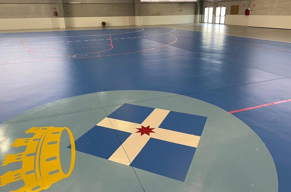 Nova pintura i l'escut al Pavelló d'Ivars d'Urgell