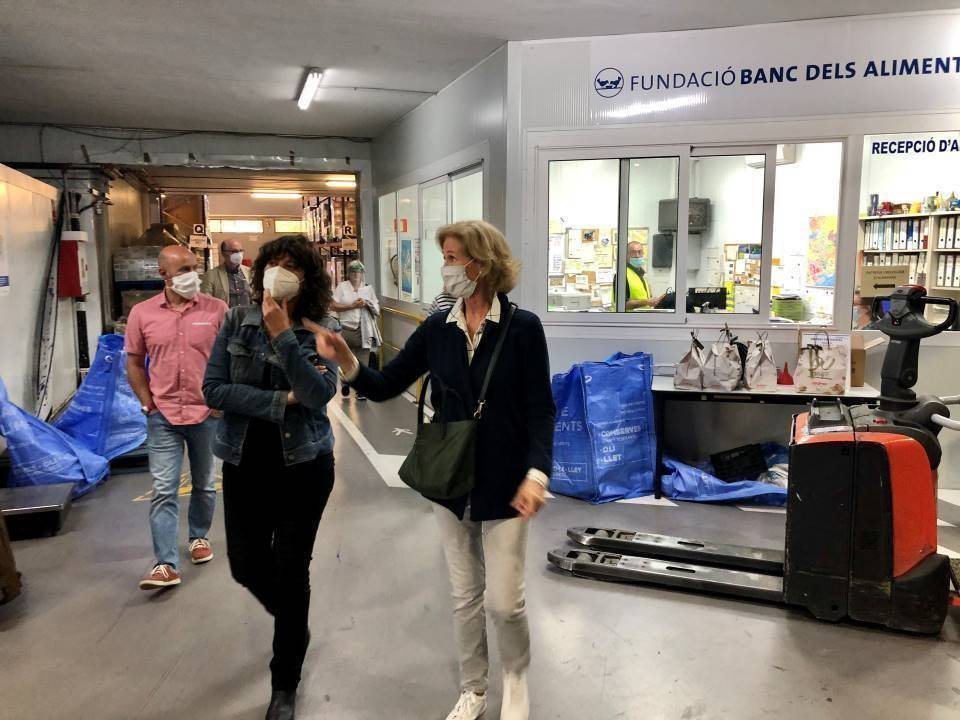 la consellera teresa jordà en la seva visita al banc dels aliments