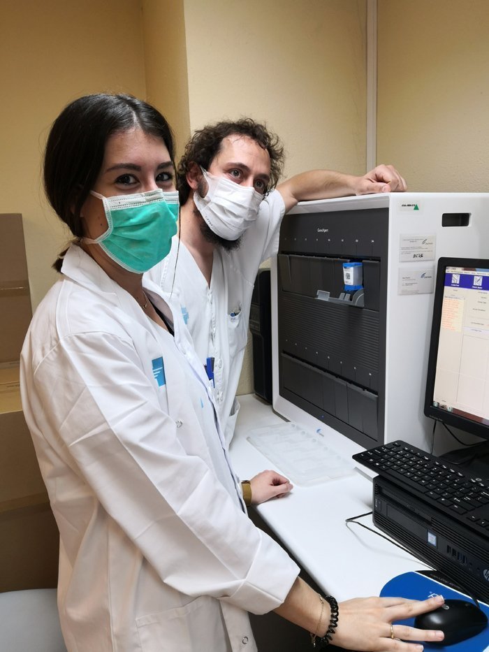 Microbiòlegs verificant el procés de  PCRs urgents