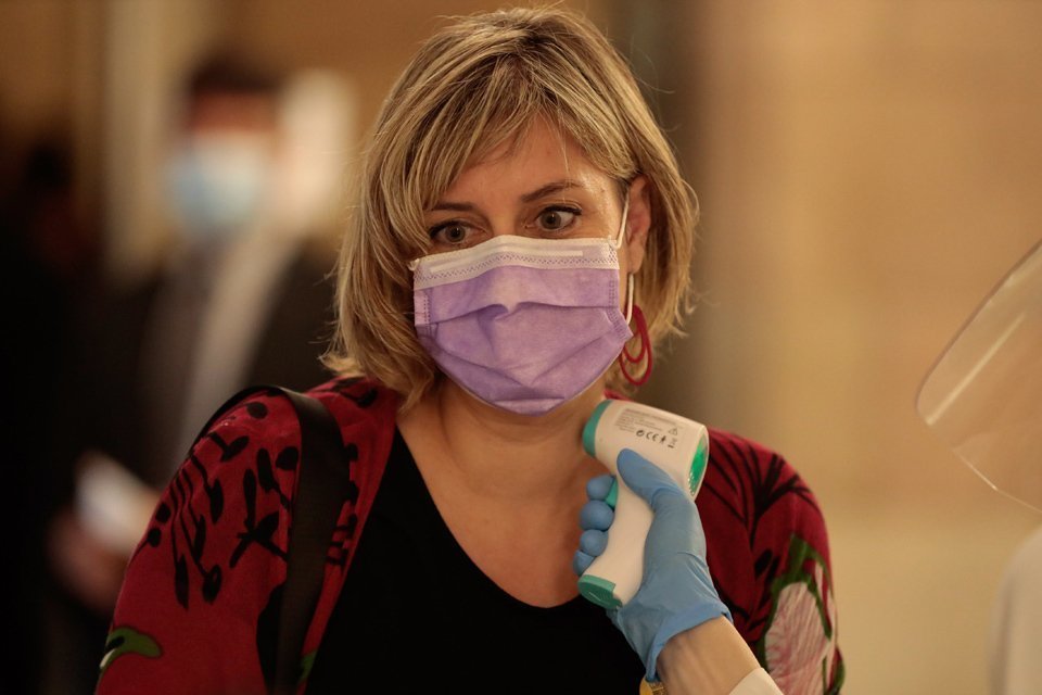 La consellera de Salut, Alba Vergés, mentre li prenen la temperatura a l'entrada del Parlament