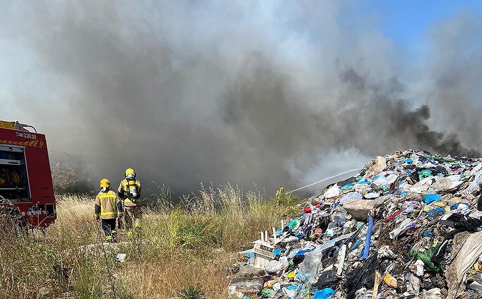 Cinc dotacions de bombers treballen en l'incendi de l'abocador de Castellnou de Seana
