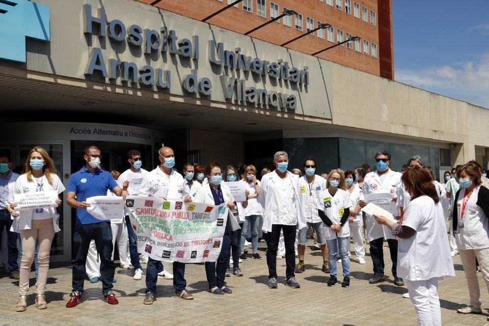 Una setantena de treballadors sanitaris concentrats davant l'Hospital Universitari Arnau de Vilanova de Lleida. Imatge del 9 de juny de 2020. (Horitzontal)