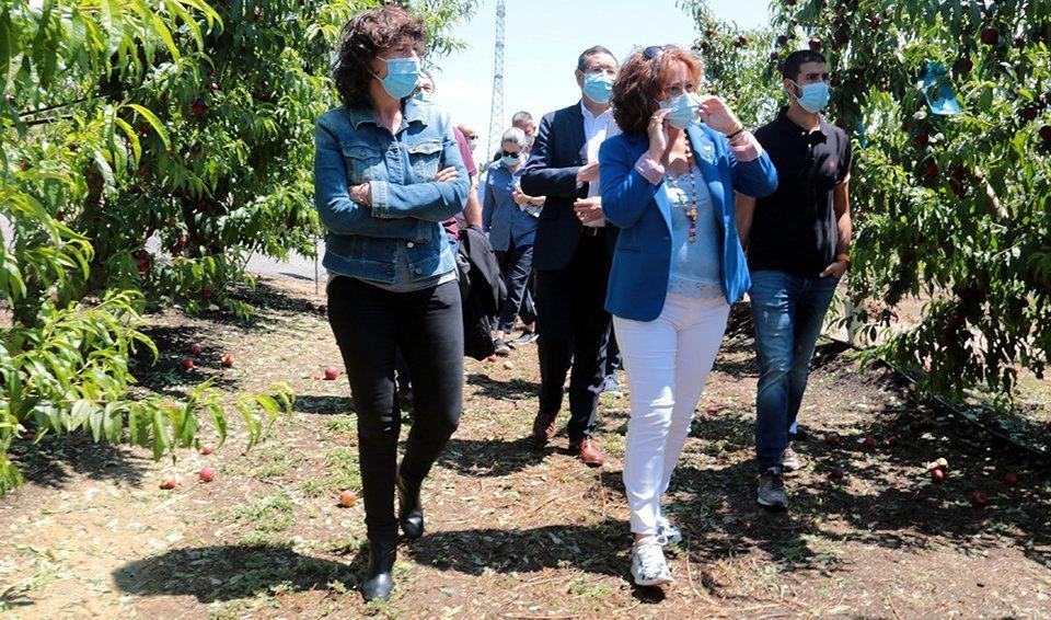 La consellera Teresa Jordà, visita una finca afectada a Soses