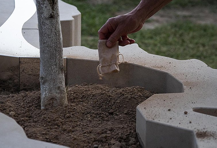escultura que l'artista d'Ivars d'Urgell Erik Schmitz i Coll ha creat en memòria de les persones que han mort durant el confinament