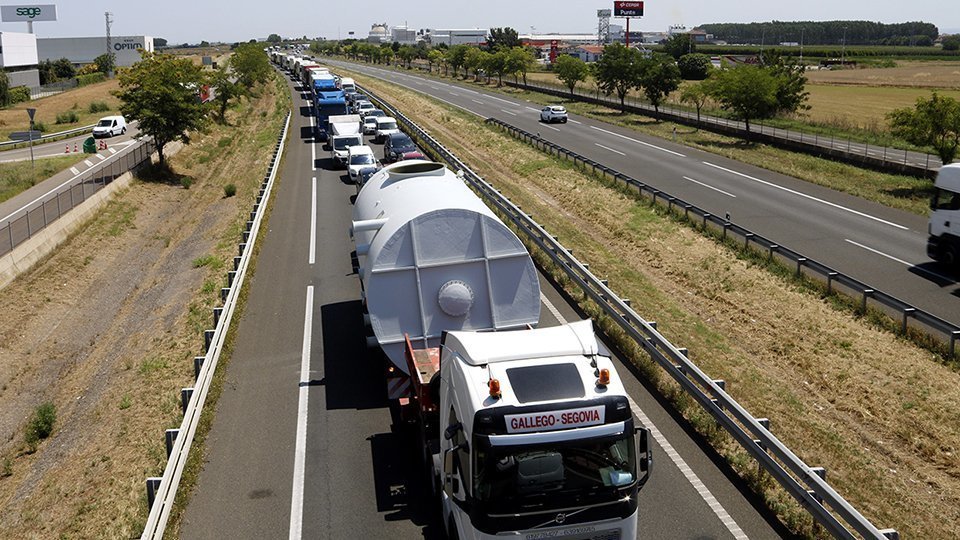 Pla general on es pot veure la cua de vehicles a l'A-2 a Fondarella a causa d'un accident entre camions, l'1 de juliol de 2020. (Horitzontal)