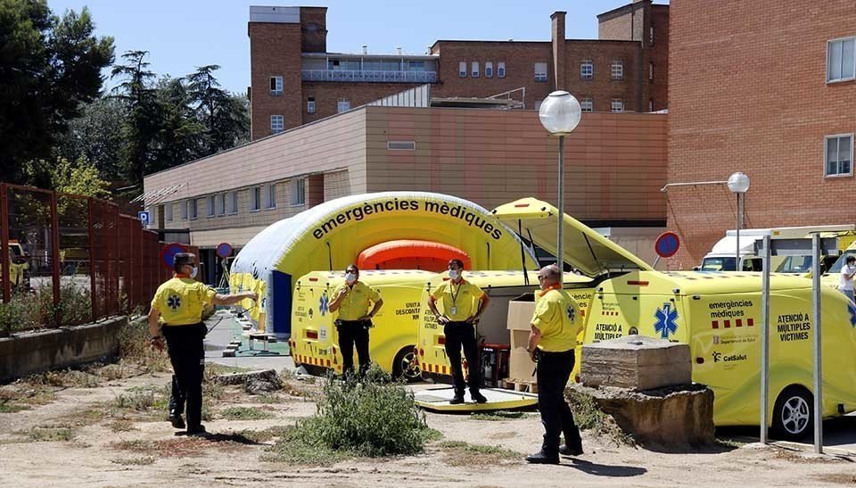 Personal del SEM davant l'hospital de campanya instal·lat a l'Arnau de Vilanova de Lleida