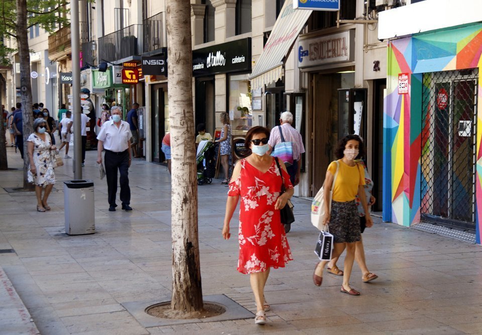Pla general de persones passejant pel carrer Major de Lleida aquest dissabte després de l'anunci del Govern de confinar la comarca del Segrià, el 4 de juliol de 2020. (Horitzontal)