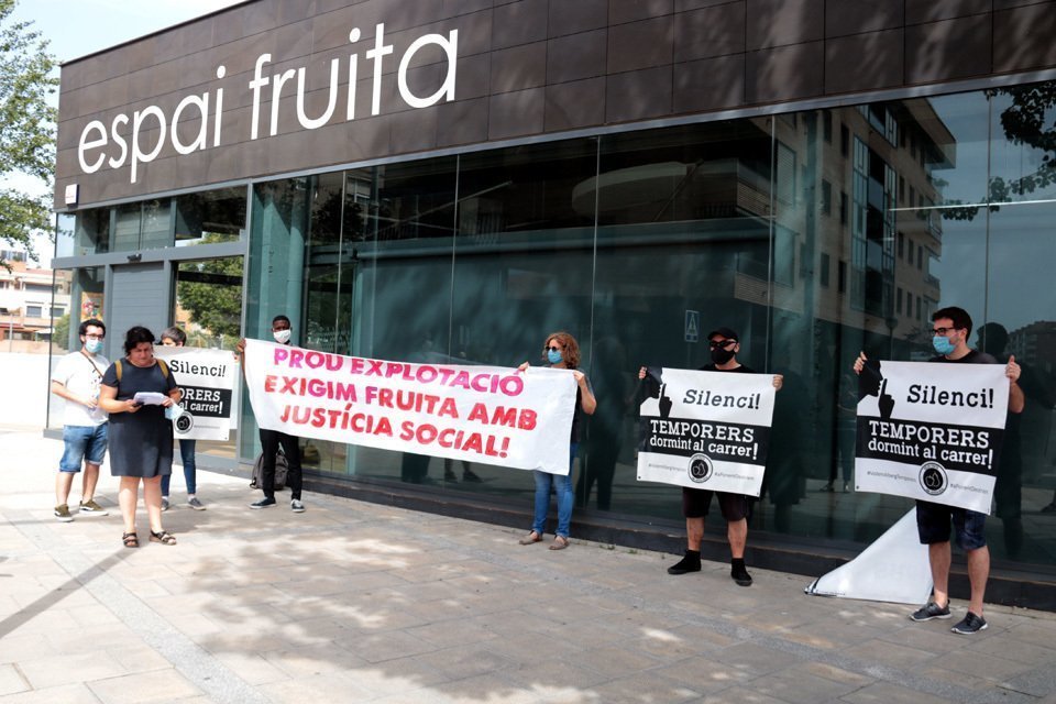 Representants de la plataforma Fruita amb Justícia Social davant de la seu d'Afrucat a Lleida, el 8 de juliol de 202. (Horitzontal)