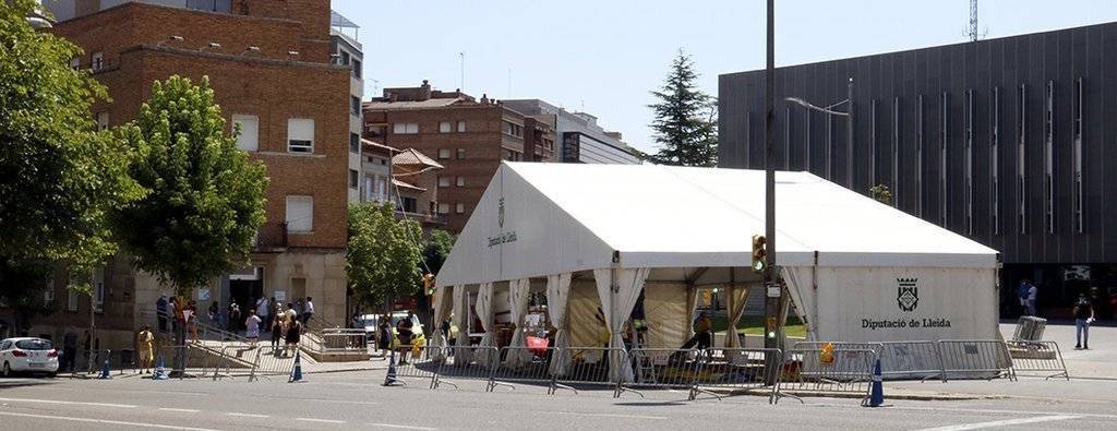 La carpa instal·lada al costat del CUAP Prat de la Riba de Lleida