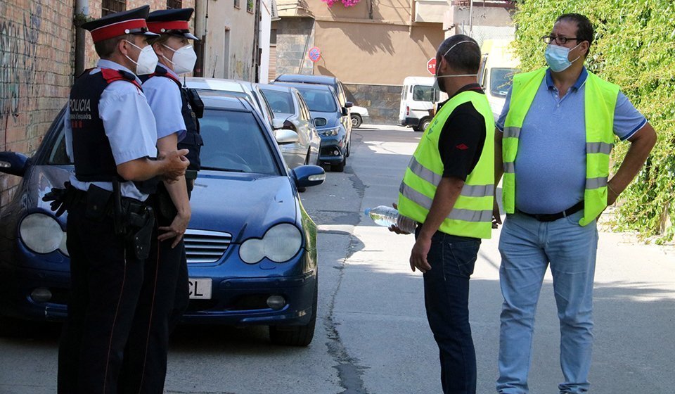 Pla obert d'una parella de Mossos patrullant pels carrers d'Aitona aquest 14 de juliol de 2020. (Horitzontal)
