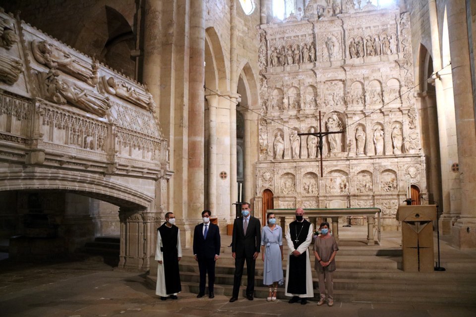 Gran pla general dels Reis d'Espanya a l'interior de l'església del monestir de Poblet. Imatge del 20 de juliol del 2020. (Horitzontal)