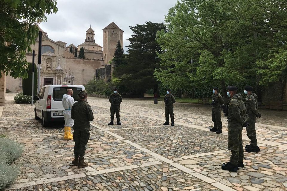 Pla general d'efectius de l'exèrcit a la plaça del Monestir de Poblet abans d'iniciar els treballs de desinfecció. Imatge del 23 d'abril del 2020. (Horitzontal)
