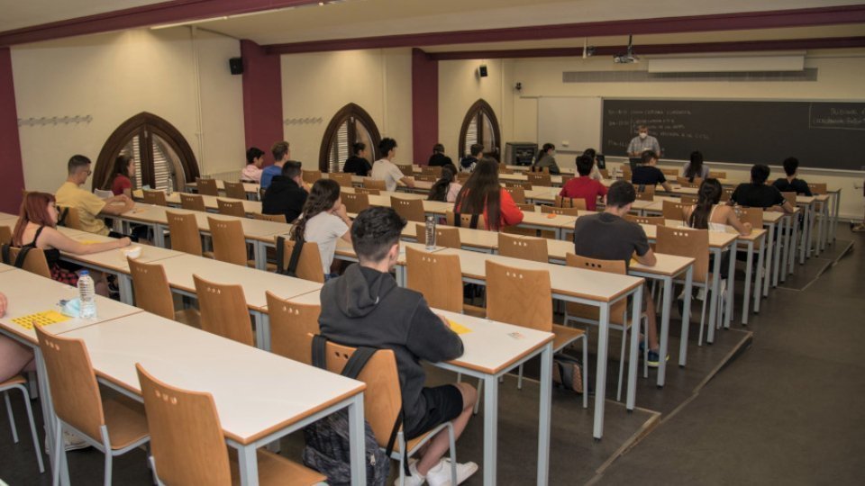 A les classes s'haurà de mantenir la distància de seguretat A les classes s'haurà de mantenir la distància de seguretat