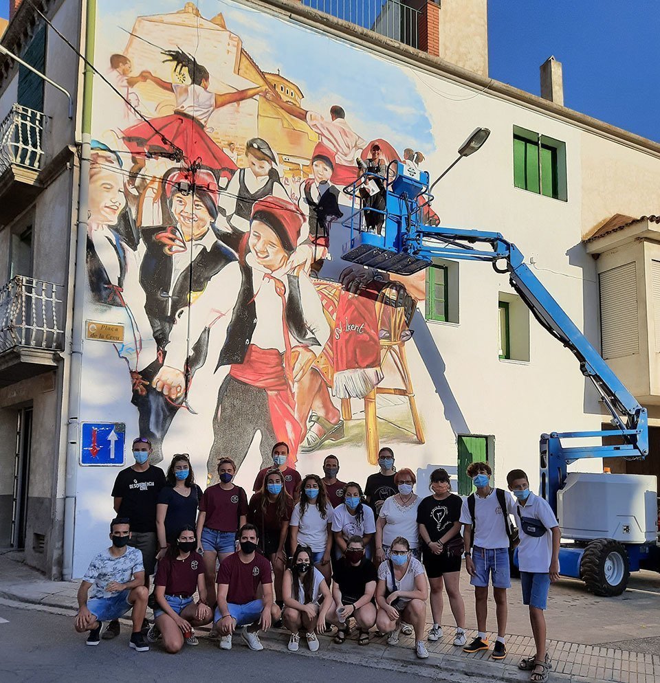 L'artista Lily Brick amb el membres de les entitats de Vilanova de Bellpuig