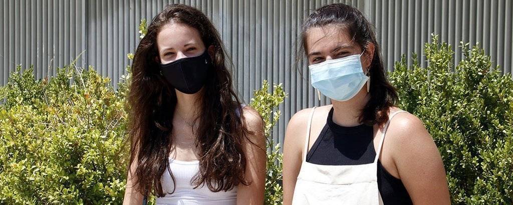 Blau Manau i Clara Vidal s'han trobat davant de l'Institut Samuel Gili i Gaya de Lleida