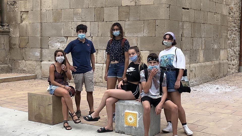 Els participants en el Camp de Treball del Palau amb una de les rajoles del camí Ignasià