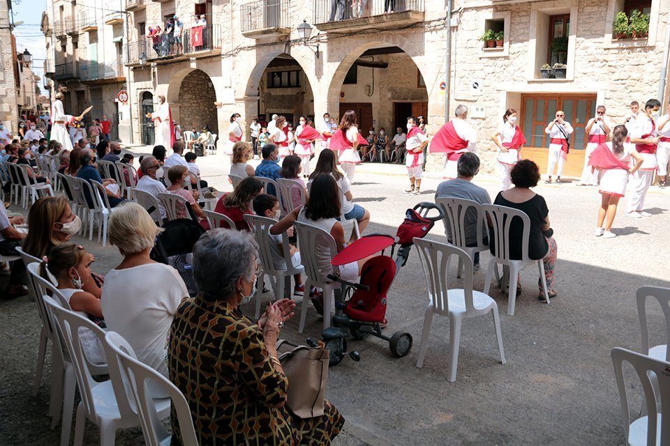 Pla obert dels assistents a un dels actes de la festa major d'Arbeca, amb el públic assegut  per nuclis familiars i guardant la distància de seguretat amb la resta d'assistents, el 15 d'agost del 2020. (Horitzontal)