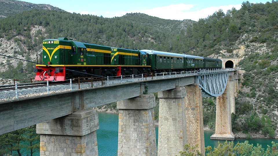 El Tren dels Llacs històric, en el trajecte entre Lleida i la Pobla de Segur