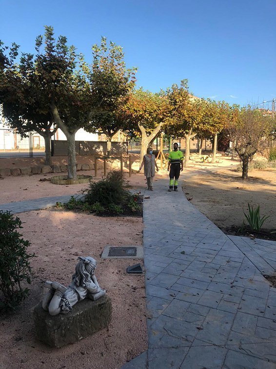 L'alcaldessa d'Almenar Teresa Malla visita el parc