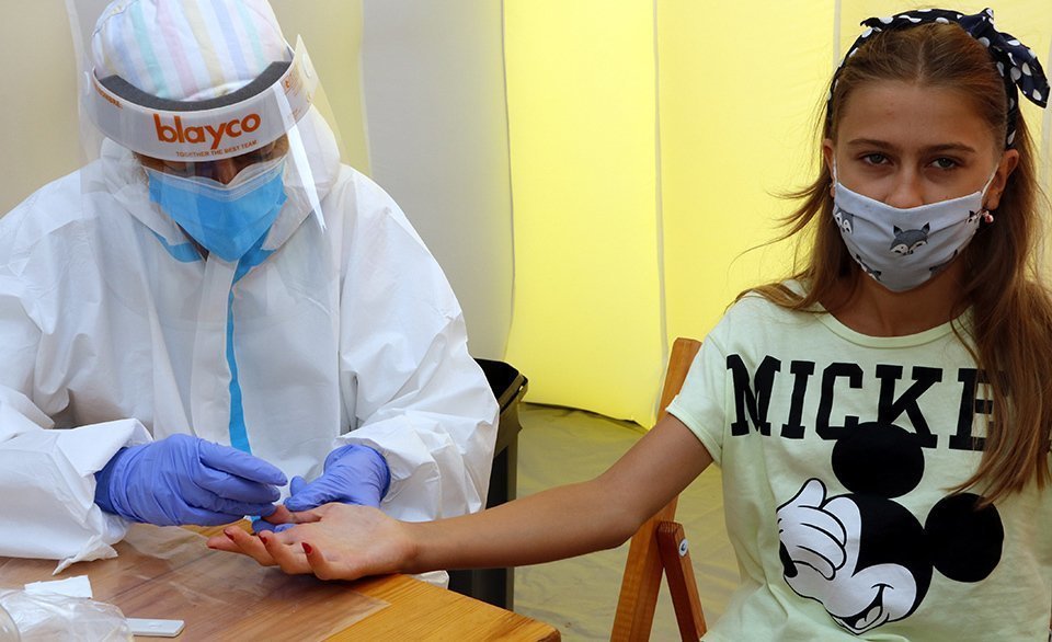 Una nena fent-se la prova serològica per detectar la immunitat a la COVID-19 a Alcarràs