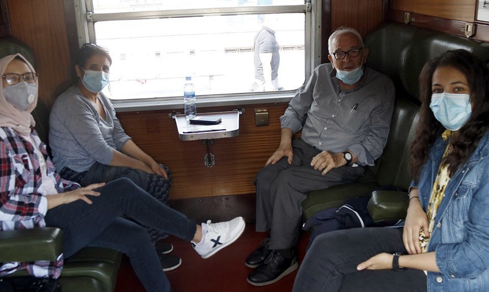 Pla obert de quatre passatgers asseguts en un dels compartiments del Tren dels Llacs, el 29 d'agost de 2020. (Horitzontal)