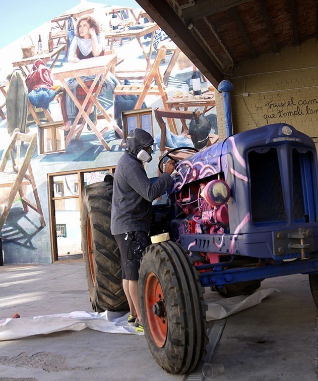 L'artista Zeso WF pintant un tractor en el GarGar de Penelles