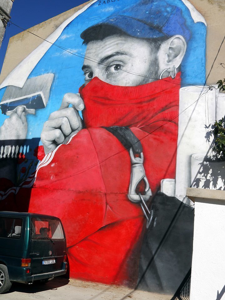 Pla general del mural que l'artista Zabou ha fet a la 5a edició del Gargar, el 30 d'agost de 2020. (Vertical)