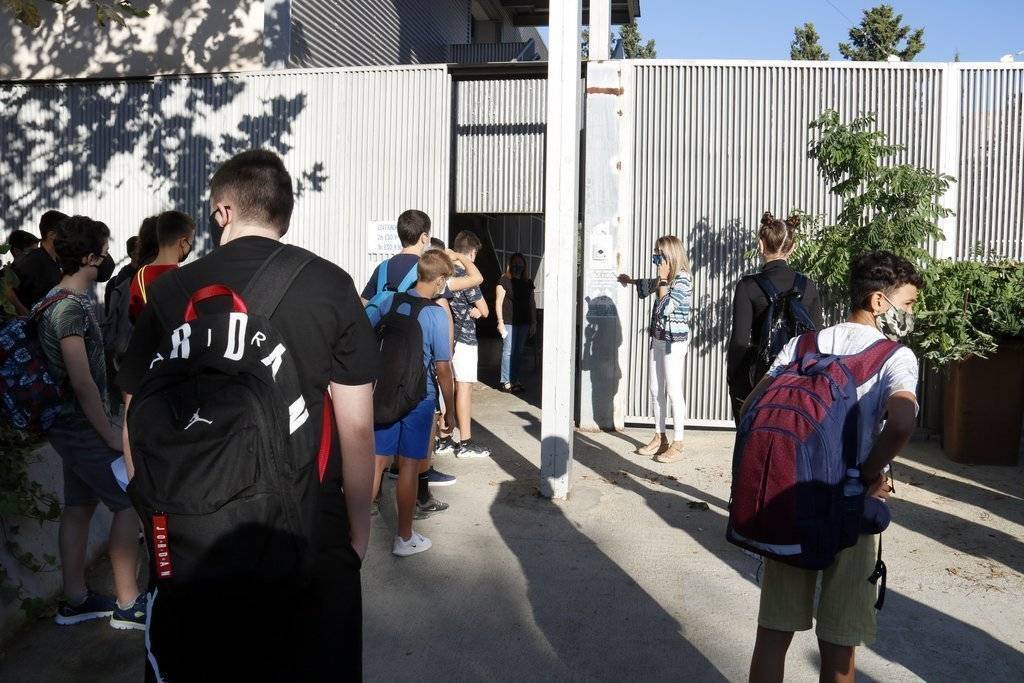 Entrada dels alumnes a l'institut Samuel Gili i Gaya de Lleida. Imatge del 14 de setembre de 2020. (Horitzontal)