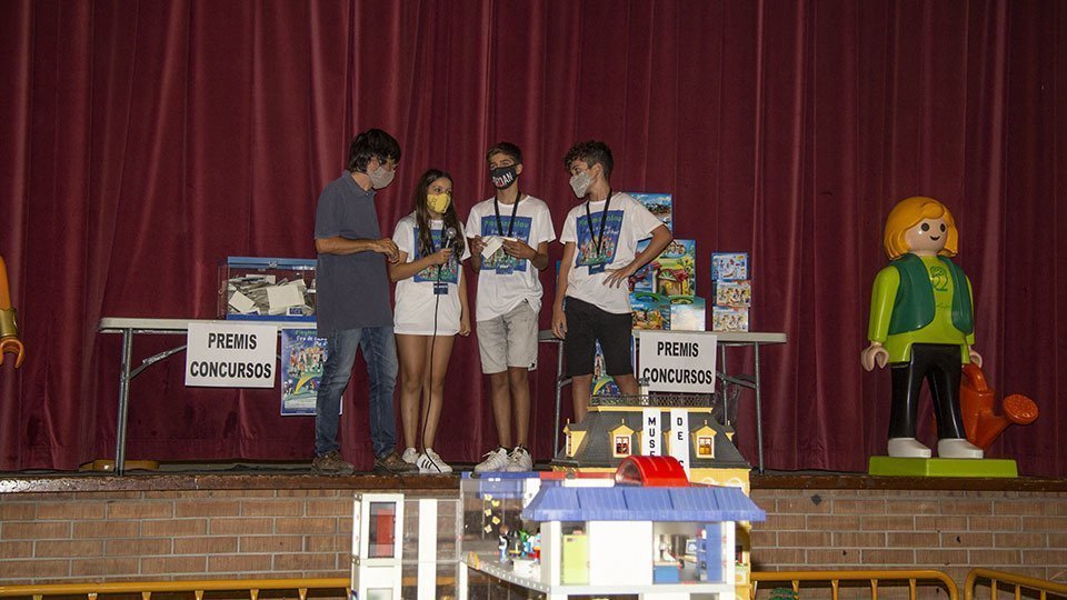 Els impulsors de Playmopalau Arnau, el Joel i l'Aran amb l'alcalde Francesc Balcells