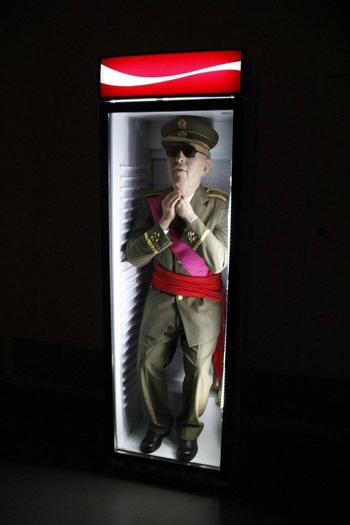 Pla mitjà on es pot veure l'obra 'Always Franco', de Eugenio Merino, a la mostra de la col·lecció 'Censored' de Tatxo Benet, a la Panera de Lleida, el 23 de setembre de 2020. (Vertical)