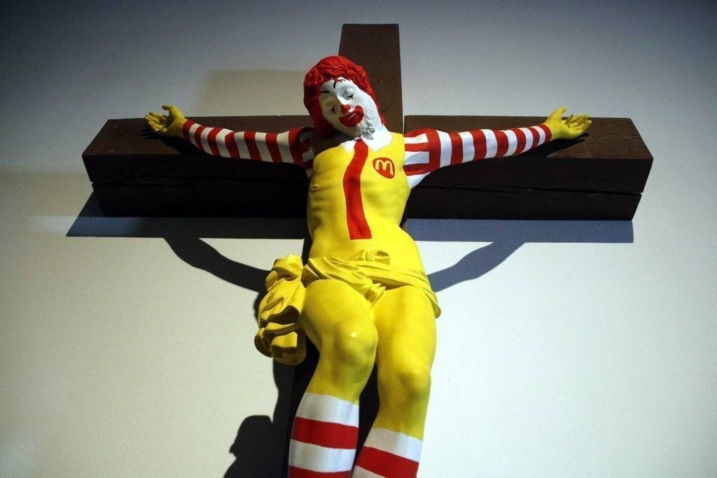 Pla mitjà de l'obra 'McJesus', de Jani Leinonen, a la mostra 'Censored' de la col·lecció de Tatxo Benet, a la Panera de Lleida, el 23 de setembre de 2020. (Horitzontal)