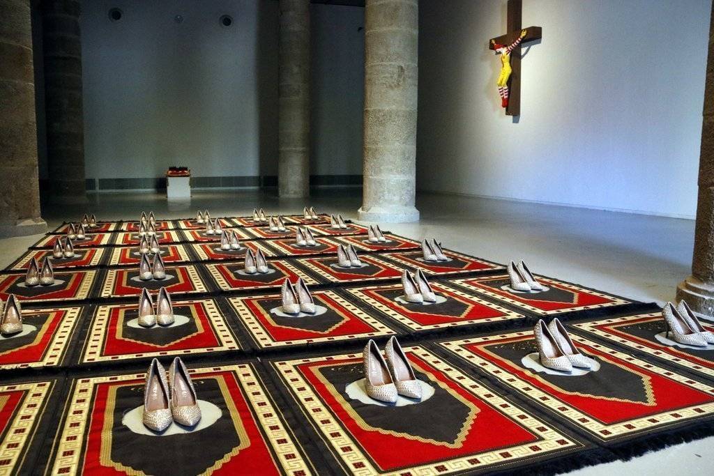 Pla general on es pot veure l'obra 'Silence Bleu' de Zoulikha Bouabdellah, a la mostra 'Censored' de Tatxo Benet, a la Panera de Lleida, el 23 de setembre de 2020. (Horitzontal)