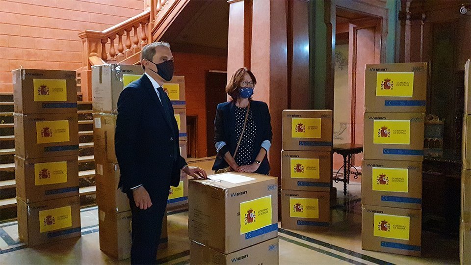 El subdelegat del govern de l'Estat, José Crespín lliura les mascaretes a la Paeria 1