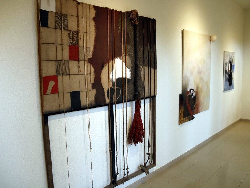 Pla obert d'algunes de les obres que formen l'exposició 'llindars' a l'Espai Guinovart d'Agramunt, el 27 de setembre de 2020. (Horitzontal)