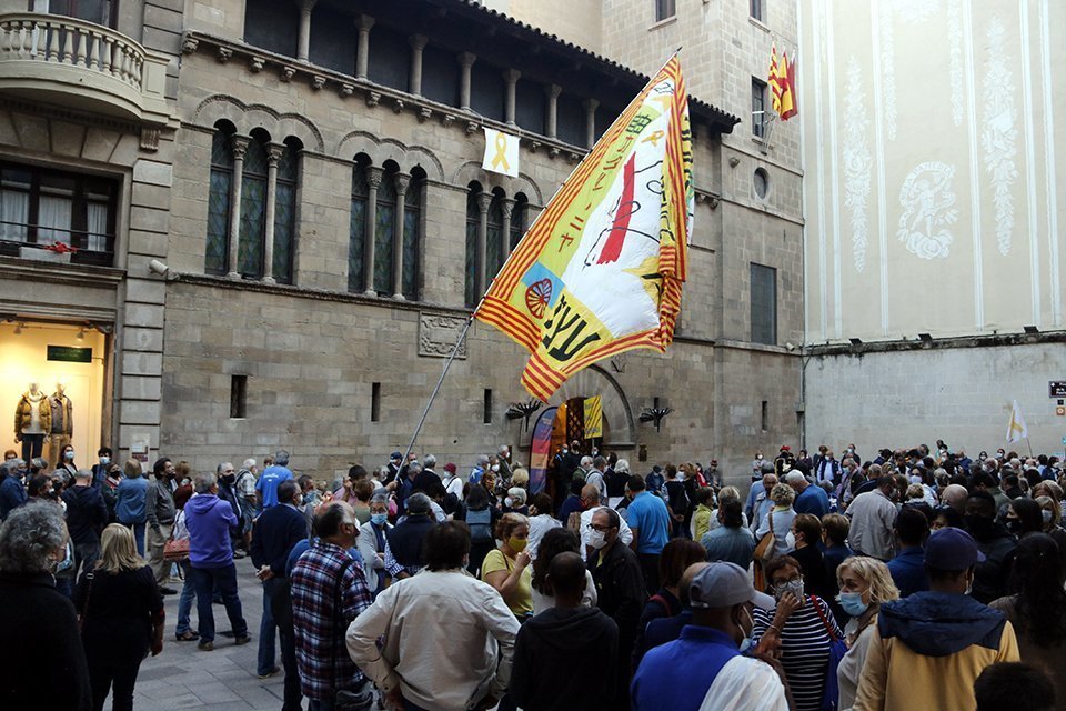 Pla general de la protesta contra la inhabilitació del president Torra a la plaça de la Paeria de Lleida, el 28 de setembre de 2020. (Horitzontal)