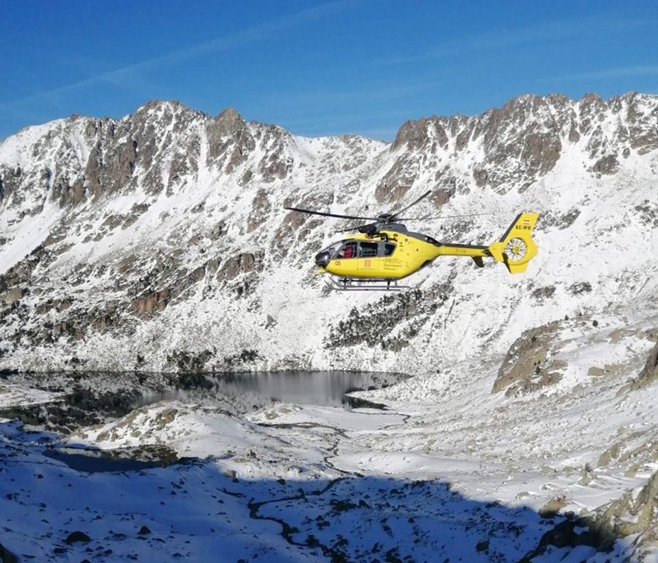 Un helicòpter dels Bombers de la Generalitat que participa en la cerca de la parella desapareguda al Parc Nacional d'Aigüestortes, el 29 de setembre del 2020. (Vertical)