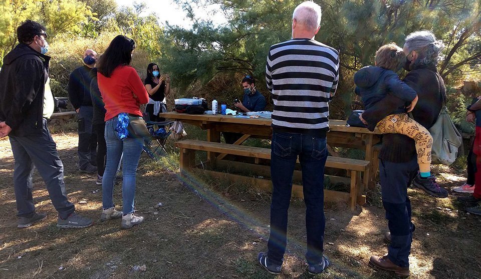 Participants en el taller  d'anellament d'ocells en els Aiguamolls de Rufea