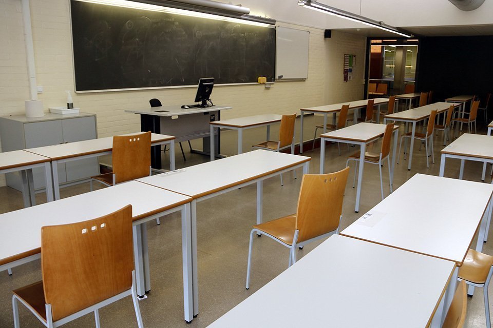 Pla mitjà on es pot veure una aula de l'Escola Politècnica de la UdL buida perquè els alumnes estan impartint la matèria de forma telemàtica per la situació pandèmica per la covid-19, el 15 d'octubre de 2020. (Horitzontal)
