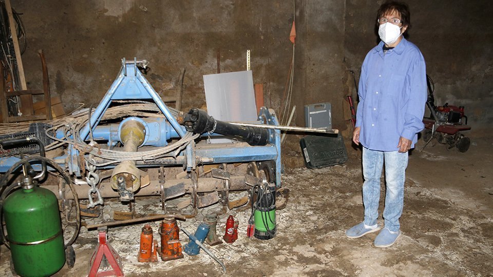 Una veïna de l'Albi, al magatzem encara afectat pel fang de les inundacions de l'any passat