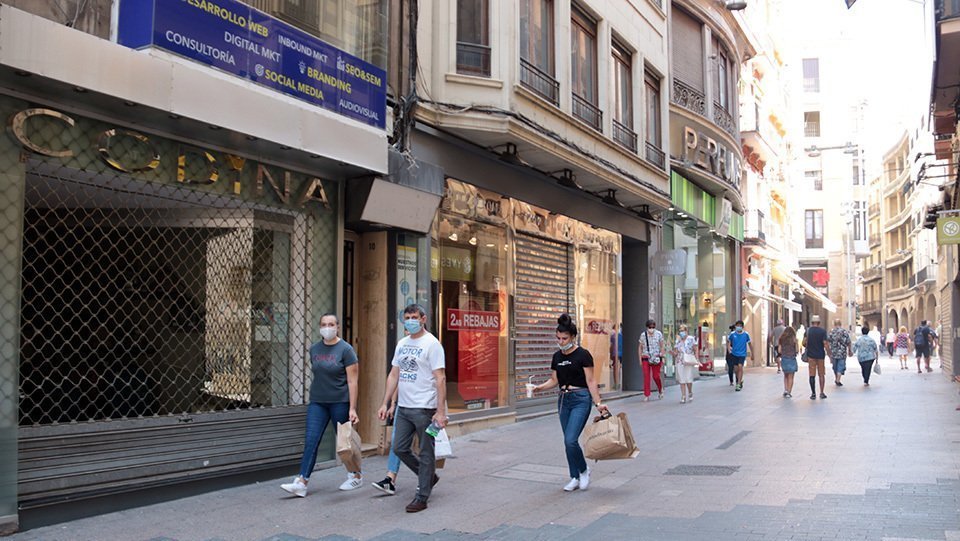 L'Eix Comercial de Lleida amb algunes botigues tancades